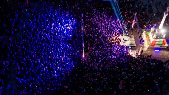 Drónfotón a végeláthatatlan békepárti győri tömeg