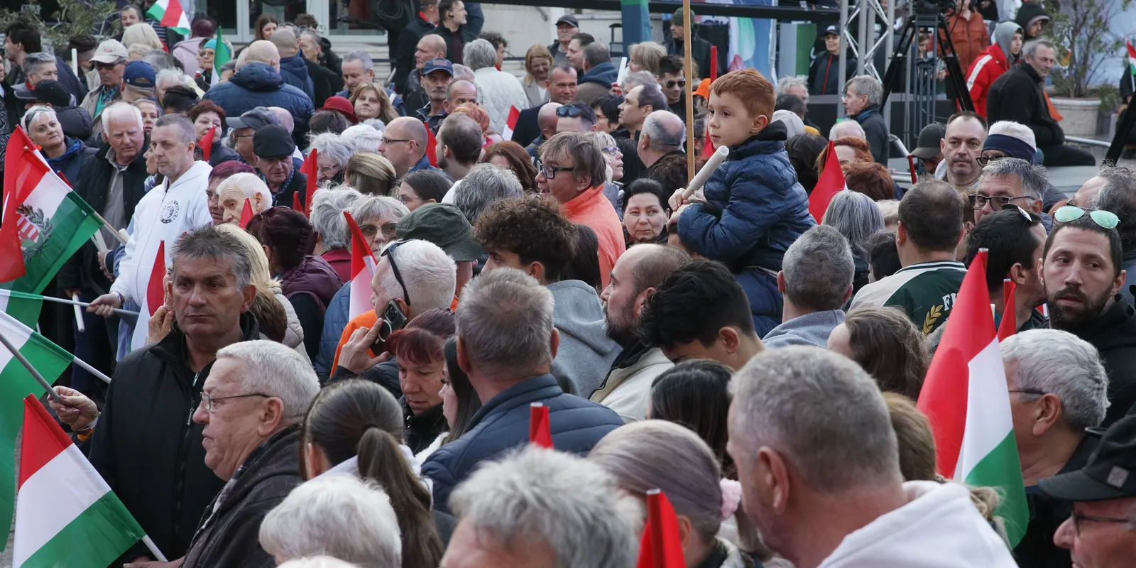 Itt vannak az első fotók: már most tömeg várja Orbán Viktort
