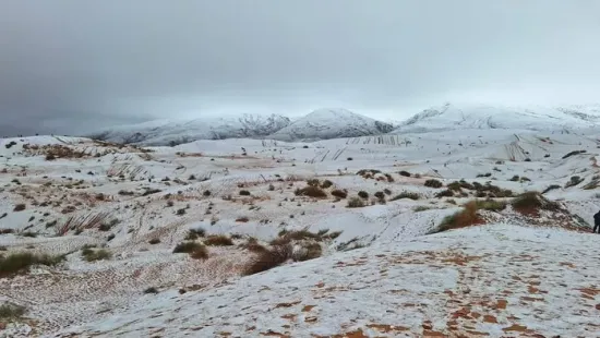 Hó esett a Szaharában, fehérbe borult a világ legnagyobb sivataga