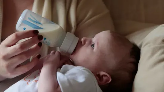 Pénzért árulta anyatejét az interneten a fiatal anya: sokkot kapott, amikor meglátta, kik a valódi vásárlói