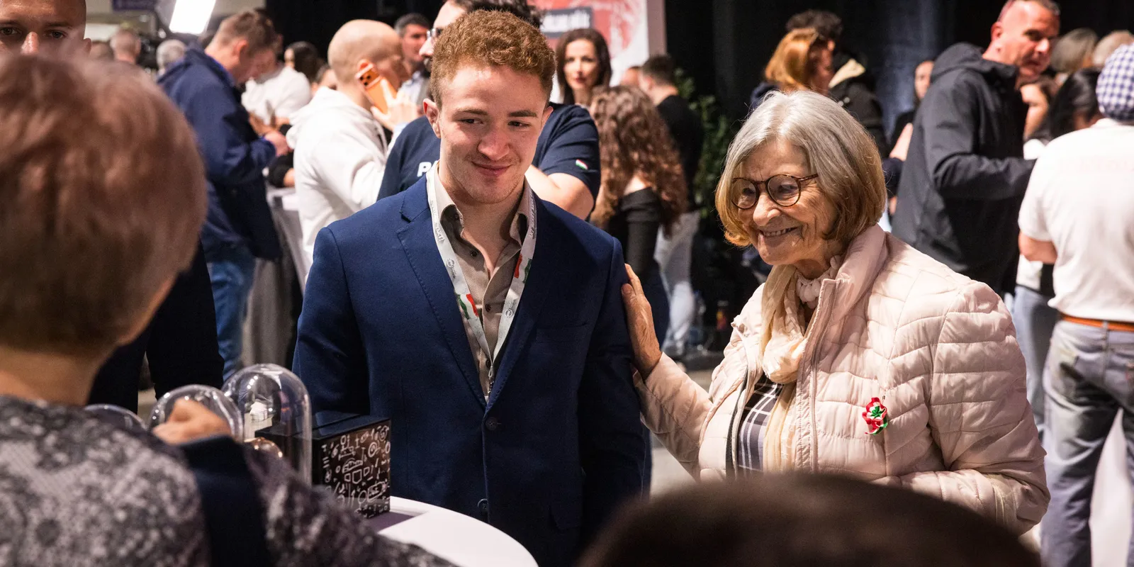 Gyülekezik a tömeg a legnagyobb Háborúellenes Gyűlésre