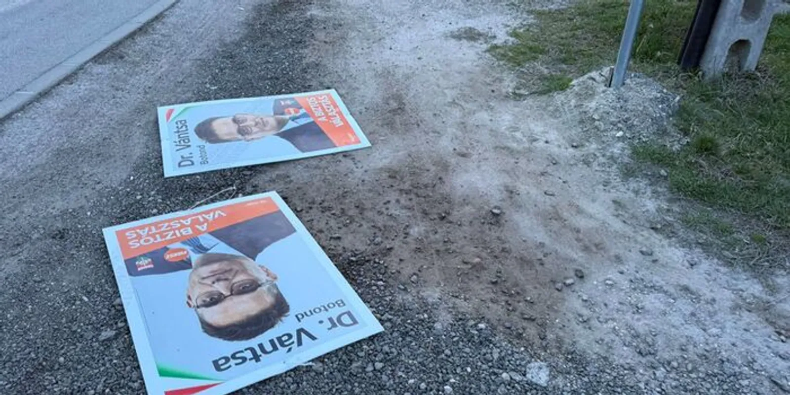 Újra vandálok tépkedtek fideszes plakátokat