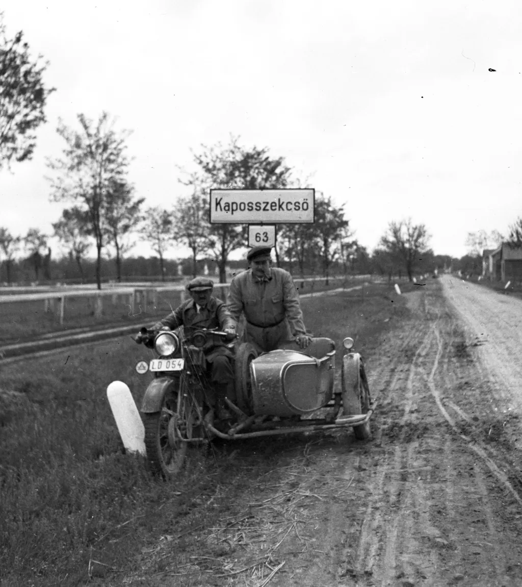 Motorosok Kaposszekcsőn 1936. Fotó: Fortepan / Lissák Tivadar