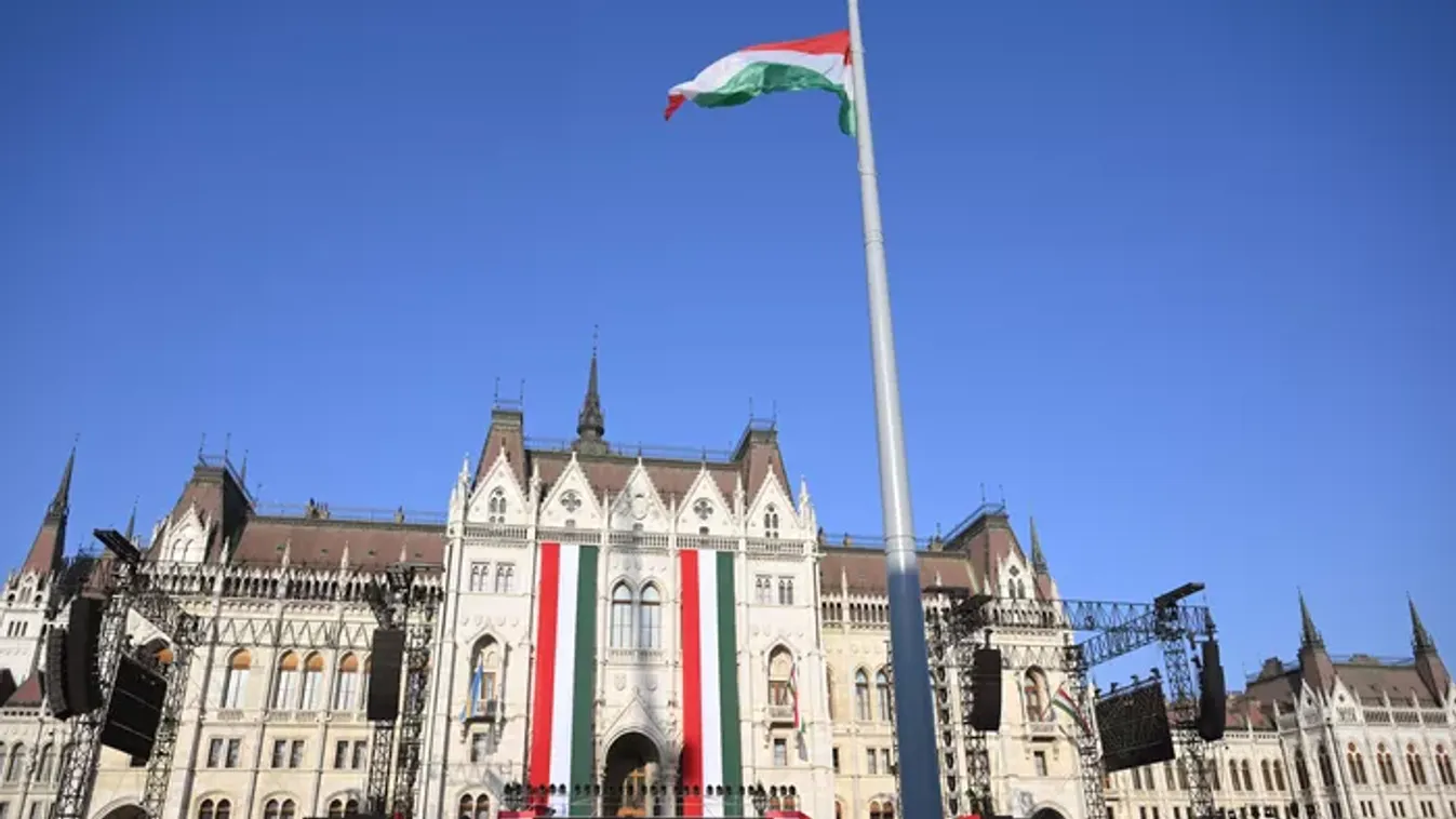 Március 15. - Felvonták a nemzeti lobogót az Országház előtt