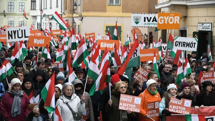 Elképesztő a tömeg Győrben, friss fotók az országjárásról