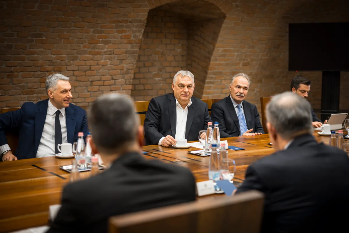 Orbán Viktor miniszterelnök a gazdaszervezetek és a fuvarozók képviselőivel folytatott egyeztetésen a Karmelita kolostorban.