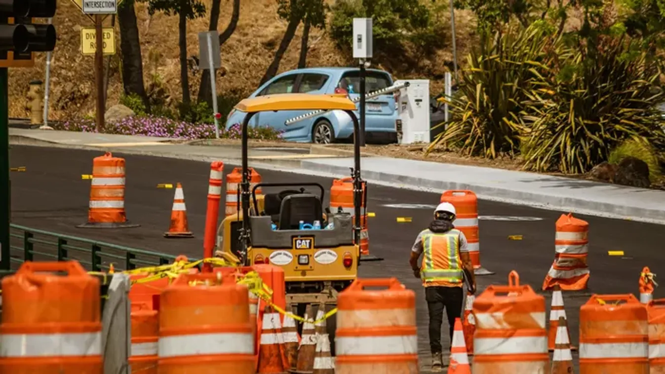 Terelésbe csapódott egy autó az M7-esen – Videó