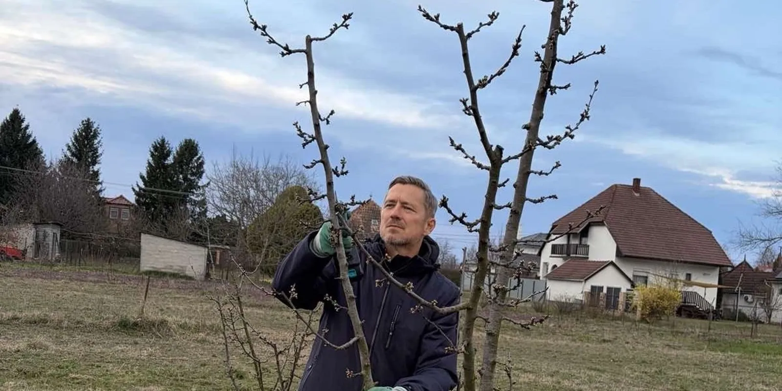 Vincze Ottó a saját kertjében kezdte a tavaszt