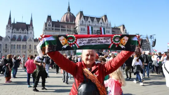 Azzal zászlóval ment a Békementre, amit az apja '56-ban használt – így ünnepeljük a magyar lobogót és címert