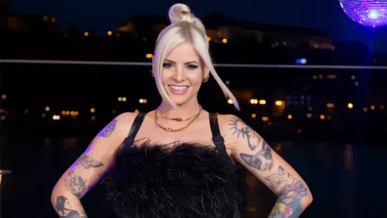 Metzker Viki mellett a nap sem tűnik forrónak – a medence szélén pózolt bikiniben