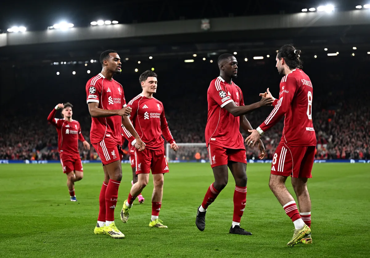 Ibrahima Konatét (Szoboszlai Dominikkel pacsizik) zaklatni kezdték a török szurkolók a Liverpool-Galatasaray találkozó után