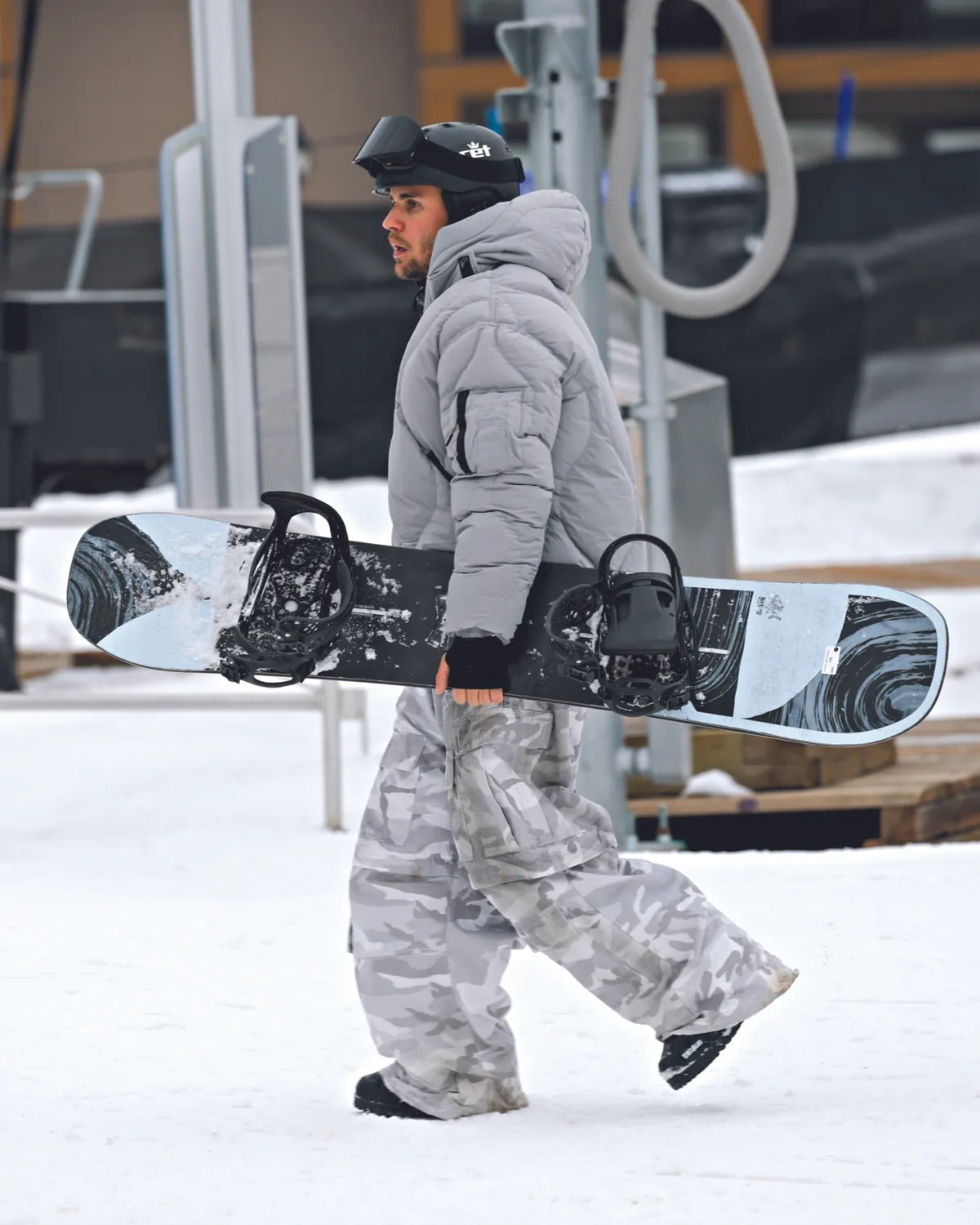 Justin Bieber snowboardozás közben