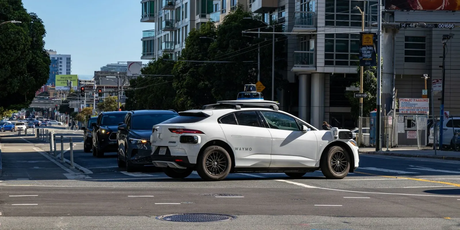 A frászt hozta utasaira egy önvezető taxi - Videó