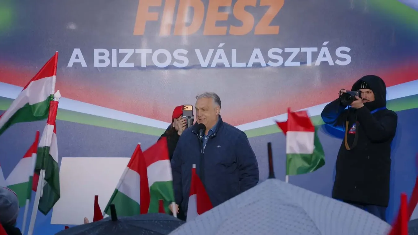 Szolnokon Orbán Viktor körüli tömeg esőben is nagy volt.