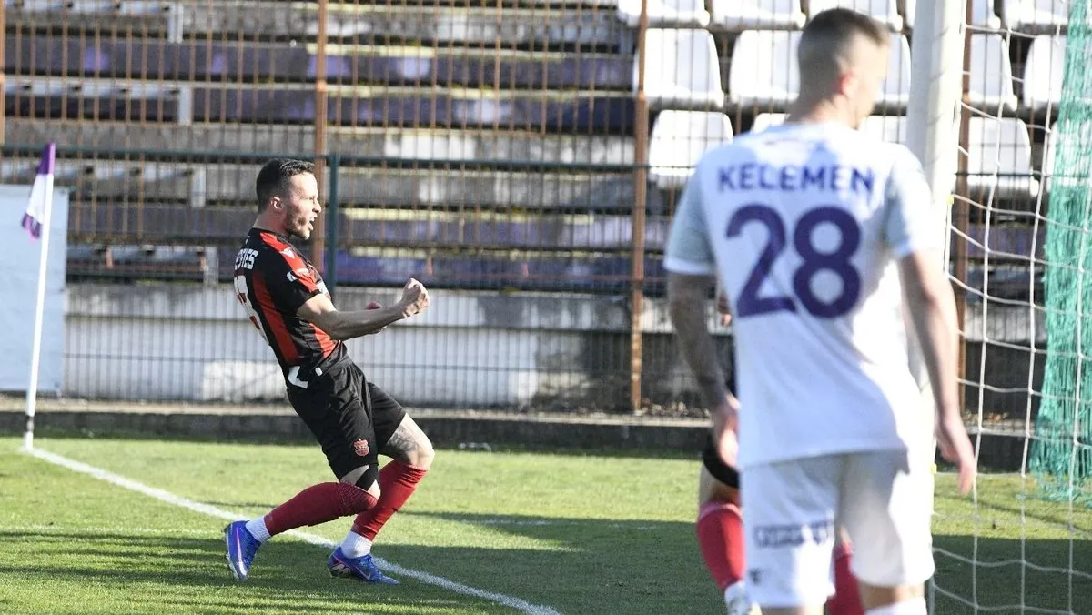 Medgyes Zoltán (balra) vezető Honvéd-gólja után sérült meg a Kispest-szurkoló