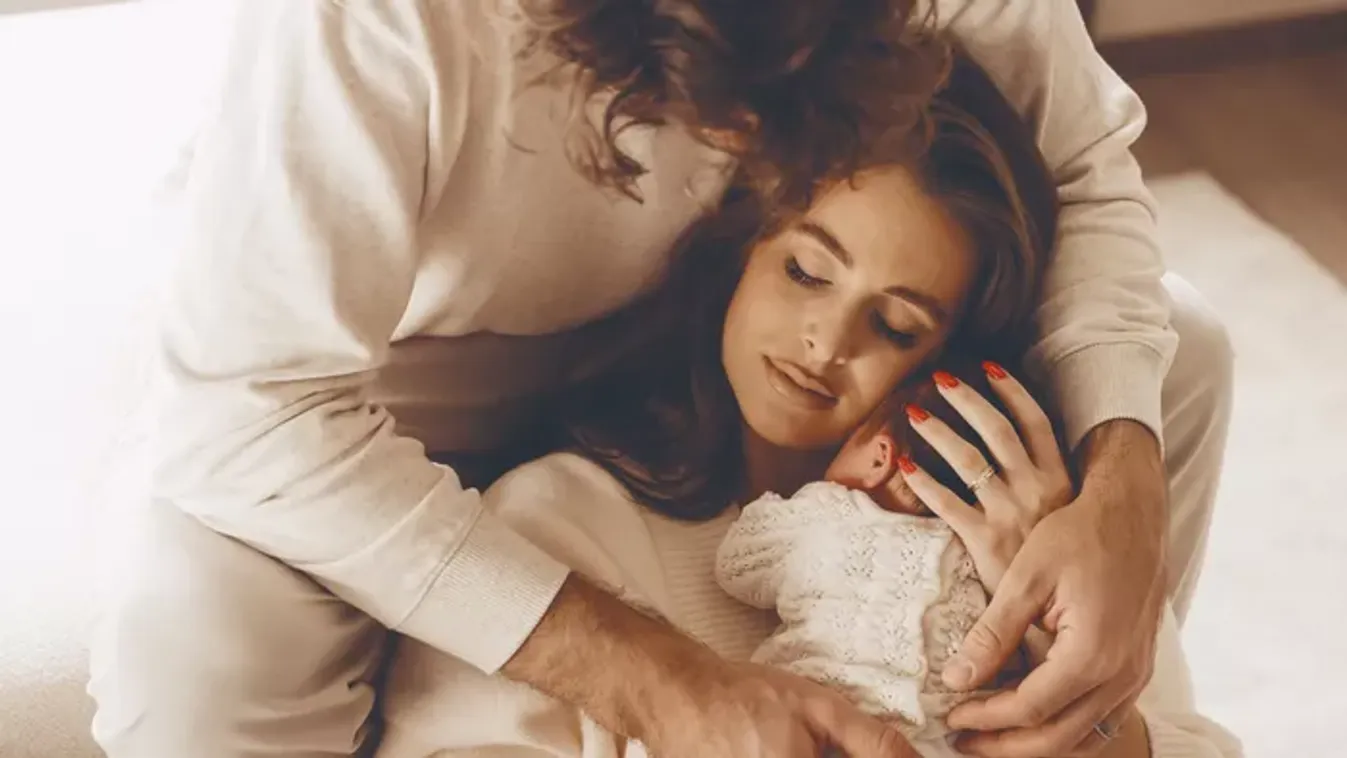 Hatalmas csomagokkal hagyta el az országot a gyönyörű modell