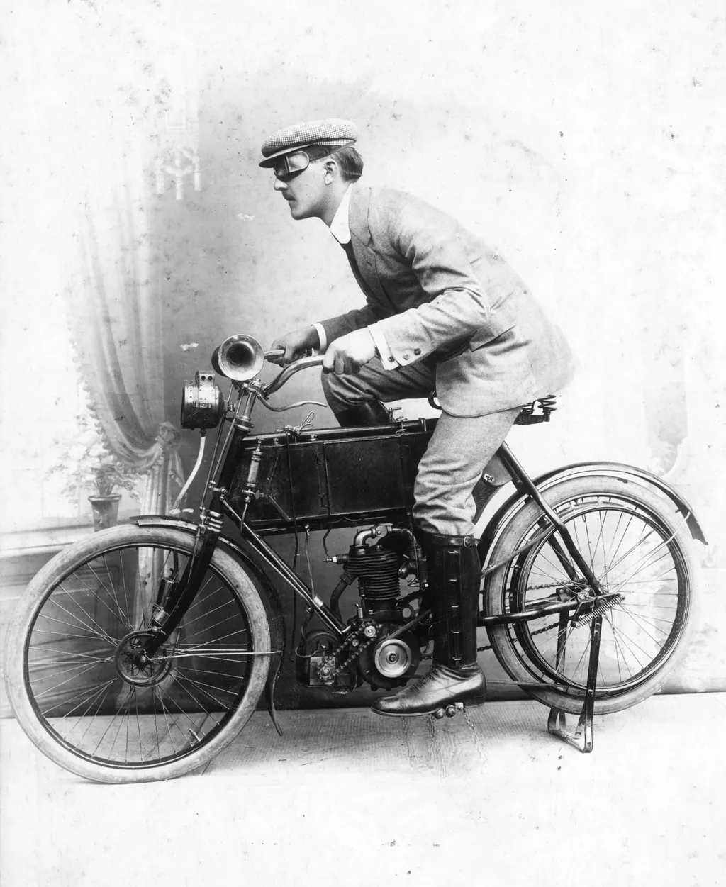 A motorozás a kezdetek óta sok ember számára szerelem 1906. Fotó:Veszprém Megyei Levéltár/Nemere Péter