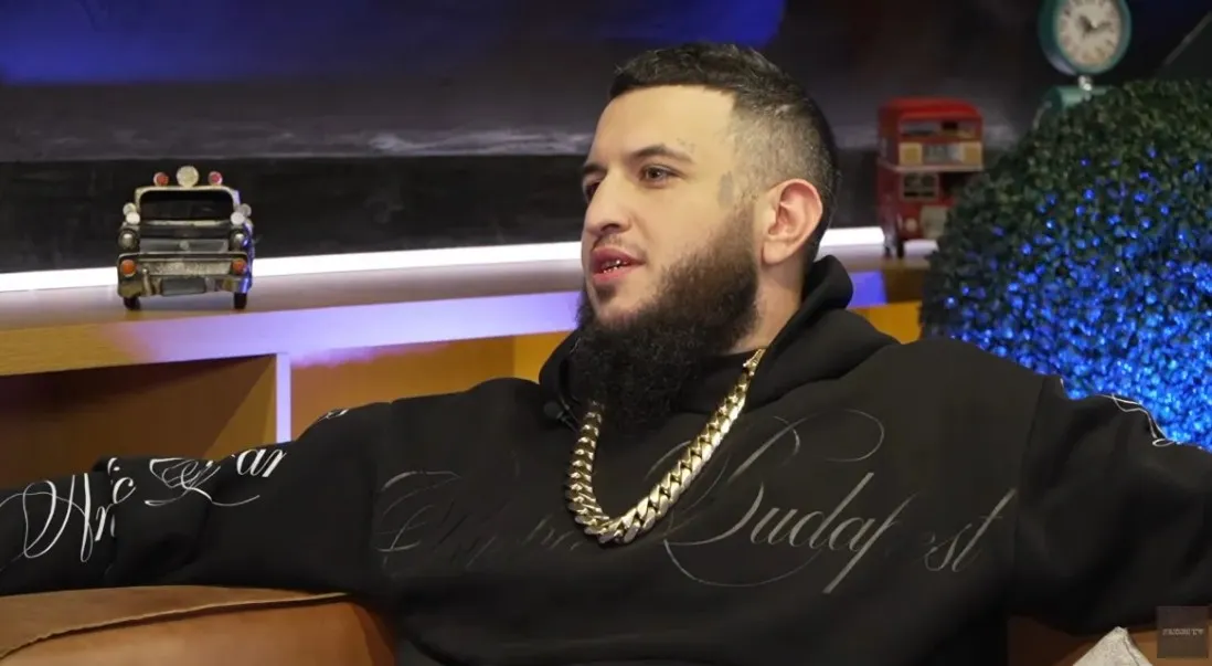 Jaber, rap énekes, akinek folalkozása az öltözködési stílusán is visszaköszön.