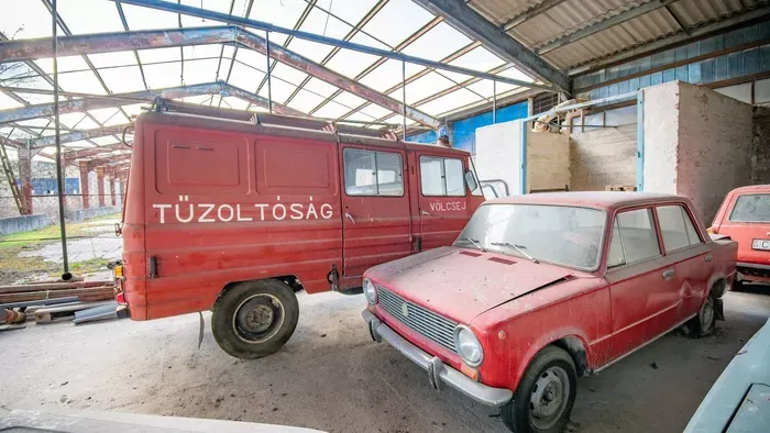 Wartburg és Lada: titkos magyar autótemetőre bukkantak egy gyár udvarában – Galéria!