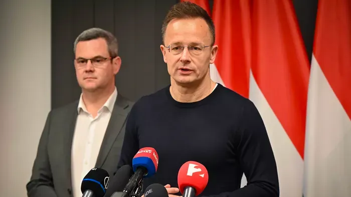 Szijjártó Péter megszólalt az 1000 forintos benzinárról