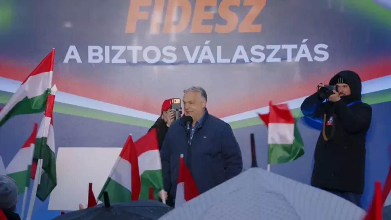 A szakadó eső ellenére is rengetegen voltak Orbán Viktor szolnoki országjárásán