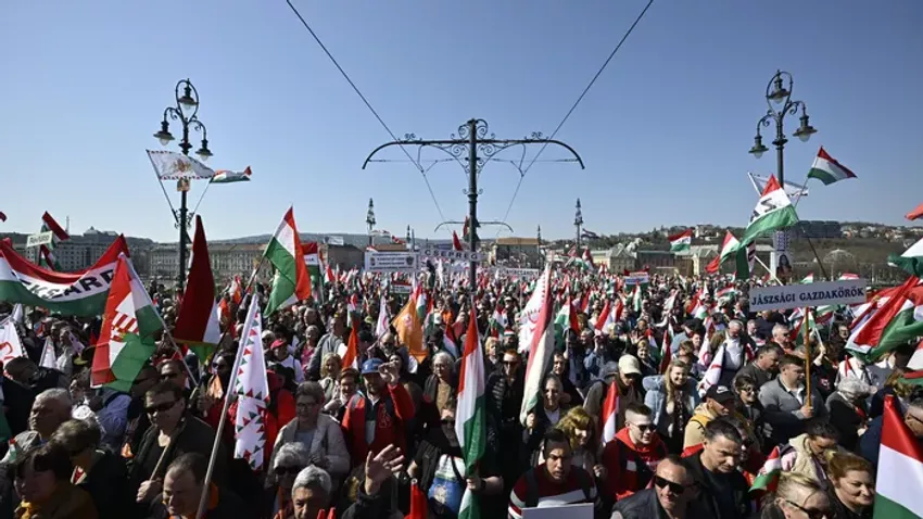 Kis Grófo is a Békemenet elején vonul