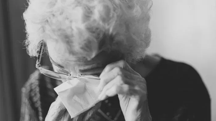 Örömkönnyek a demencia miatt? Ritka tünete van a férfinak