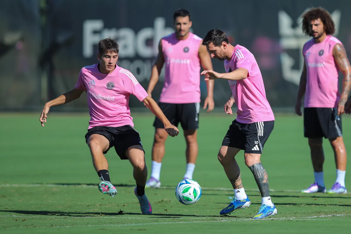 Pintér Dániel (balra) és Lionel Messi az Inter Miami edzésén
