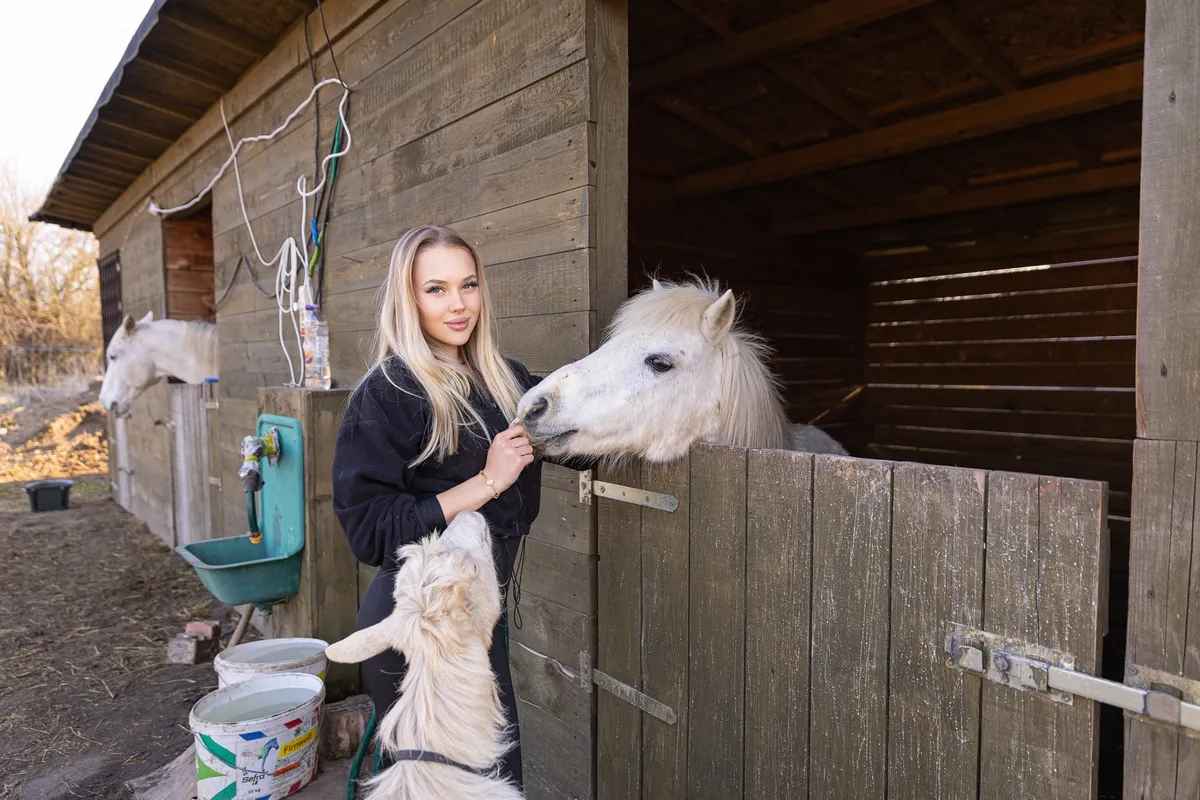 Luxusból a tanyára: Esztinek nem derogál, ha trágyát kell lapátolnia