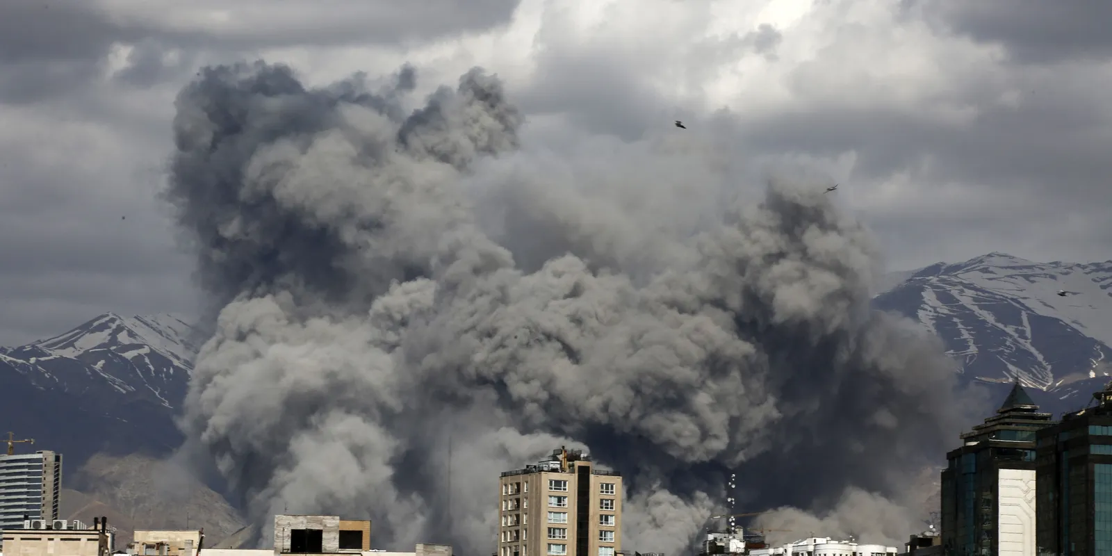 Irán a reptereket, hoteleket és a kikötőket is célba vette