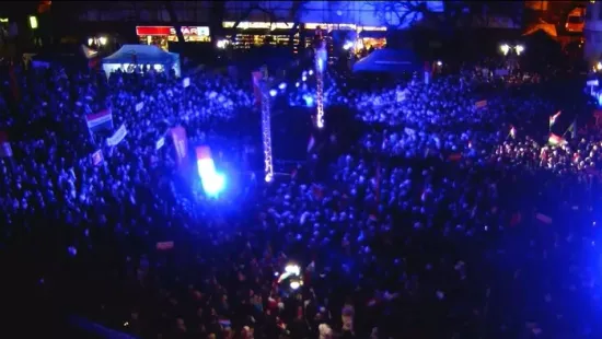 Zsúfolásig megtelt a Dobó tér Egerben: zúg a "győzni fogunk"