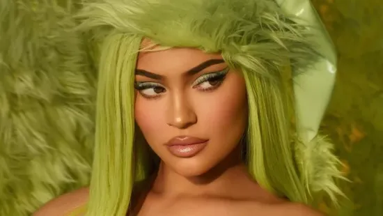 Merész fotózáson vett részt Kylie Jenner, nem hagyott semmit a képzeletre