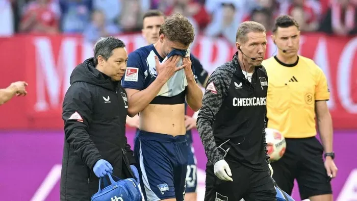 A szemeit törölgetve távozott a pályáról Dárdai Márton