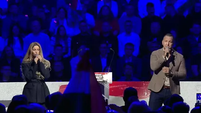 Curtis és Radics Gigi tarolt a debreceni Háborúellenes Gyűlésen