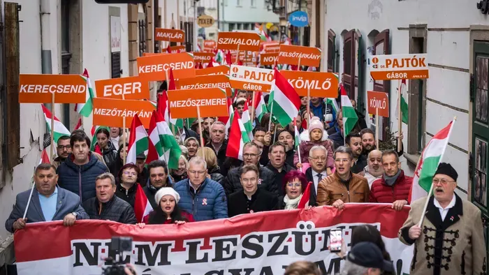 "Nem leszünk ukrán gyarmat!" - hatalmas tömeg várja Orbán Viktort az egri békemeneten