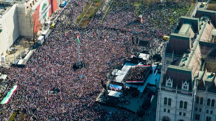 Hatalmas tömeg, rengeteg sztár: Ilyen volt a Békemenet