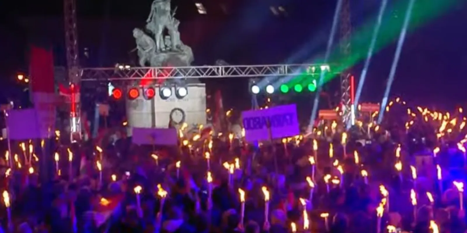 "Győzni fogunk!" - hatalmas hangerővel zúg a tömeg az egri békemeneten