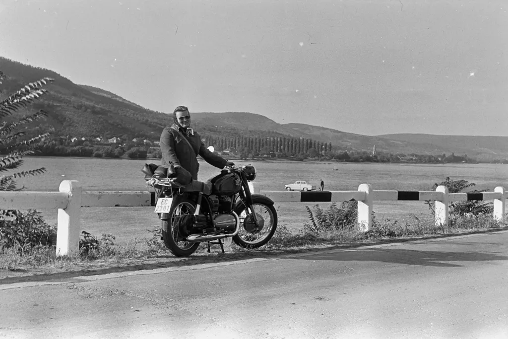 Motoros a Dunakanyarban 1960. Fotó: Fortepan / Chuckyeager tumblr