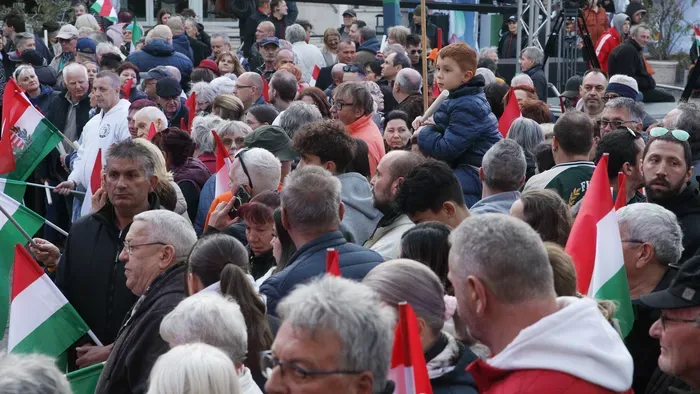 Itt vannak az első fotók: már most tömeg várja Orbán Viktort
