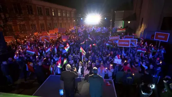 Hihetetlen tömeg Esztergomban, még a határon túlról is sokan jöttek, hogy élőben hallgathassák Orbán Viktort