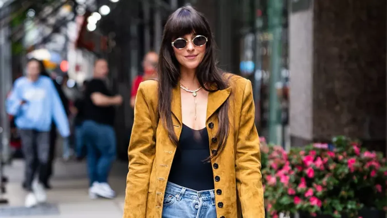 Dakota Johnson ledobta a bugyit, egy szál melltartóban nyújtózkodott a kanapén