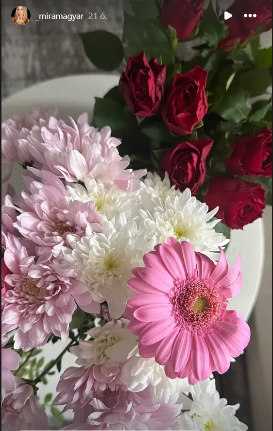 Tóth Alex egy meseszép csokrot adott barátnőjének, Mirának