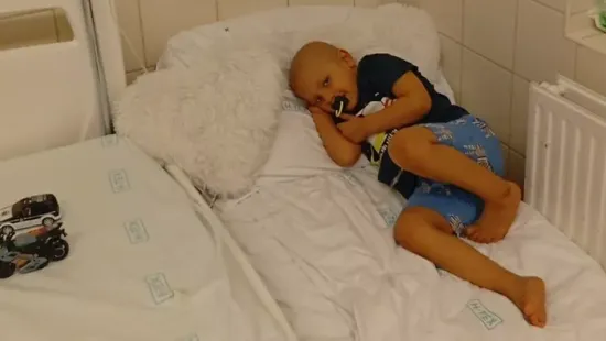 „Álltunk, és néztünk ki a fejünkből” - Horkolásból rémálom lett, az 5 éves Dominik halálos kórral küzd