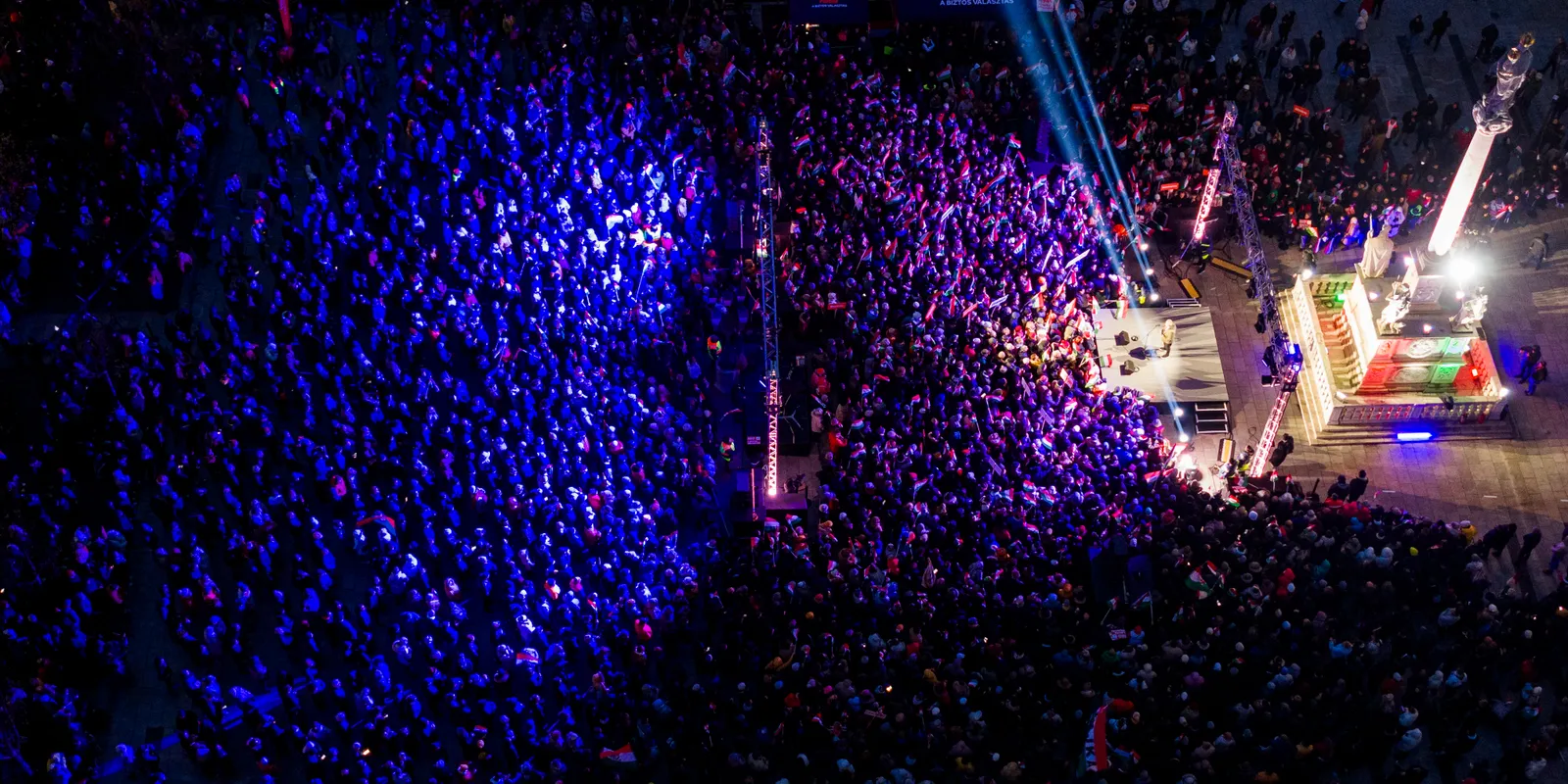 Drónfotón a végeláthatatlan békepárti győri tömeg