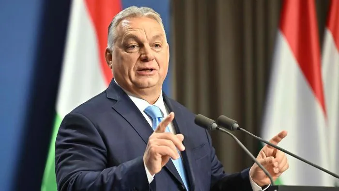 Orbán Viktor: El a kezekkel Magyarországtól!