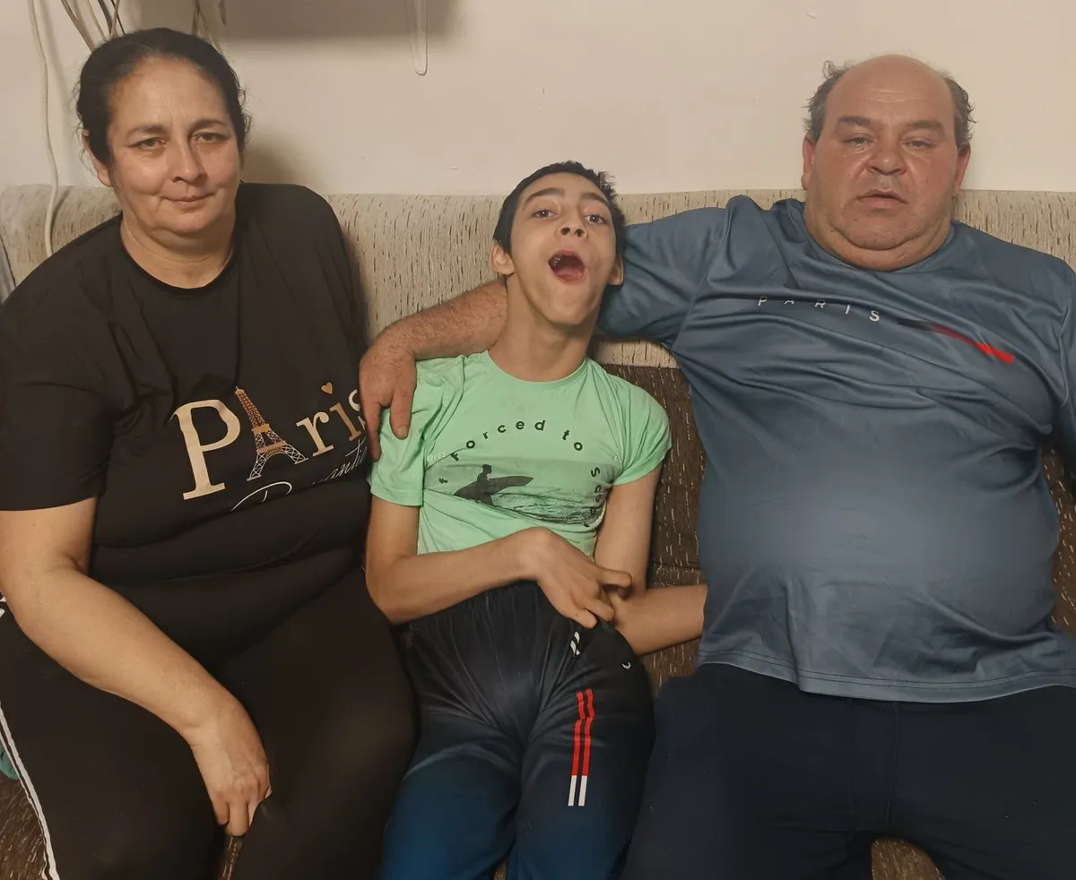 Gyula egy korai agyvelőgyulladás miatt szellemileg és testileg is sérült, szülei egy komplex fejlesztőre gyűjtenek