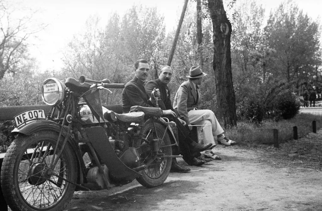 A Királyi Magyar Autómobil Club szervezésében megrendezett Motorkerékpár Nagydíj egyik résztvevője Budapest, 1937. Fotó: Fortepan / Lissák Tivadar