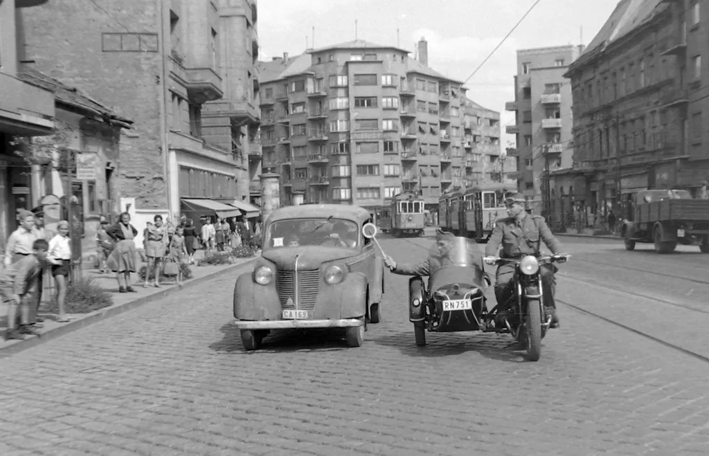 Motoros rendőr a Margit körúton 1950. Fotó: Magyar Rendőr