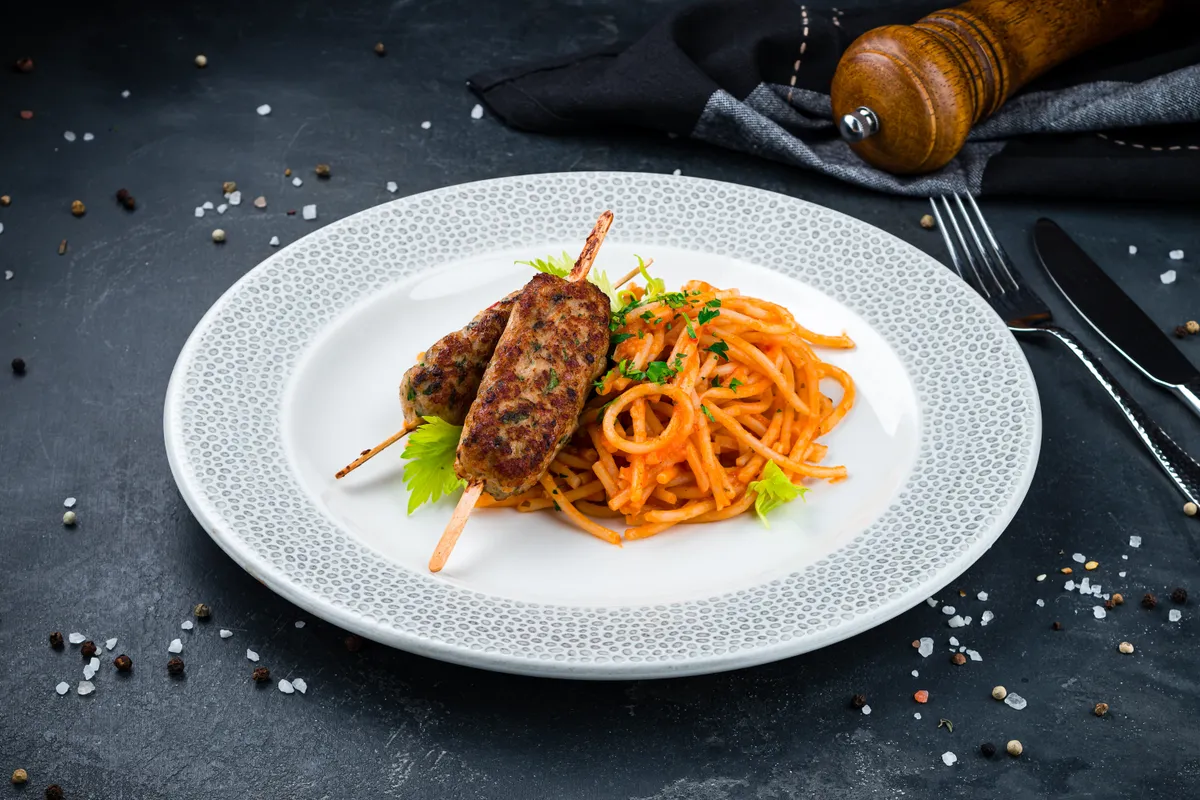 Kebab és spagetti Beef,Shish,Kebab,On,A,Skewer,With,Spaghetti,In,Sauce