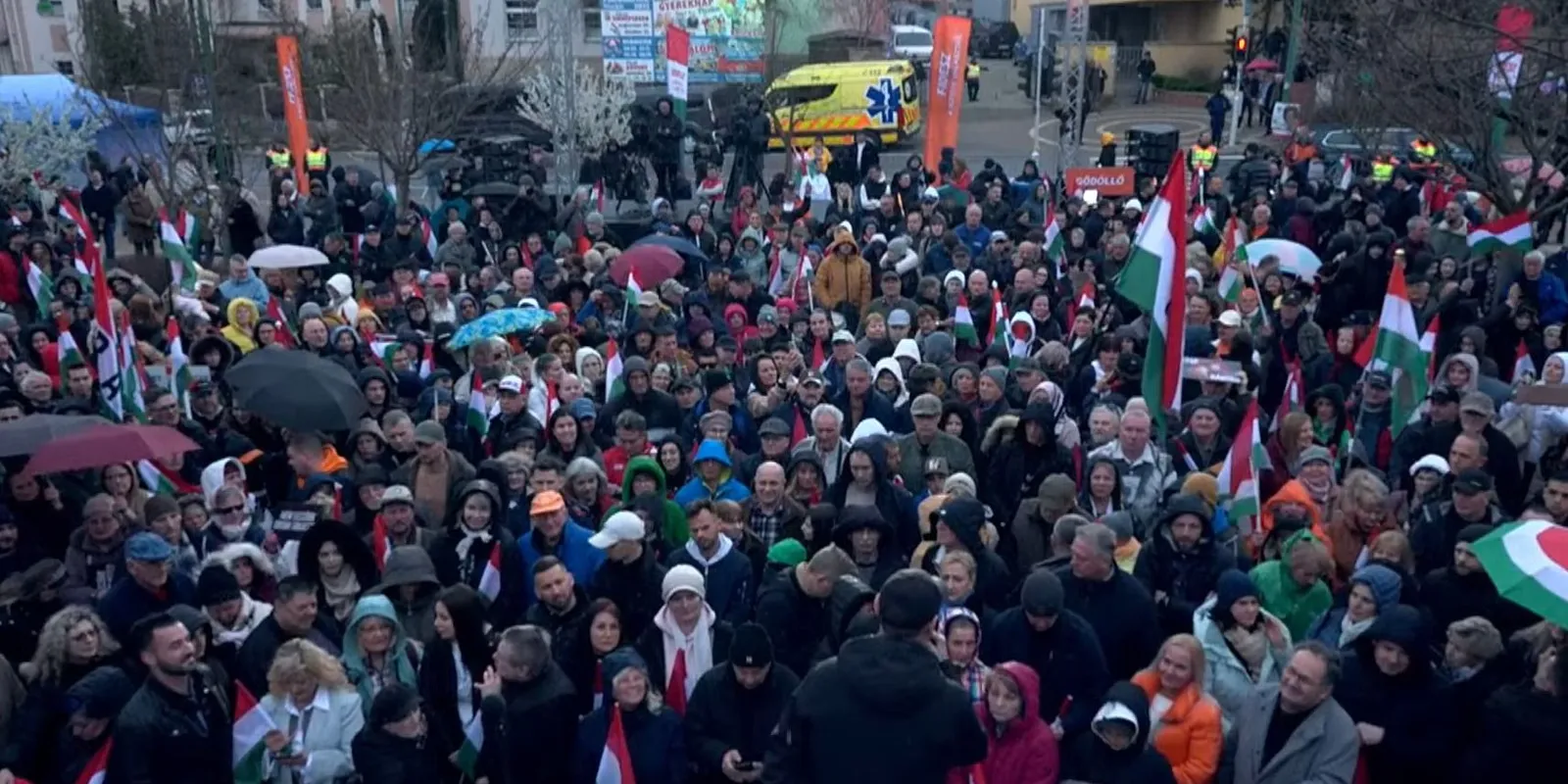 Óriási a tömeg - Megjöttek az első fotók Pécelről